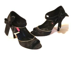 Betsy Johnson Rally black Satin Pumps